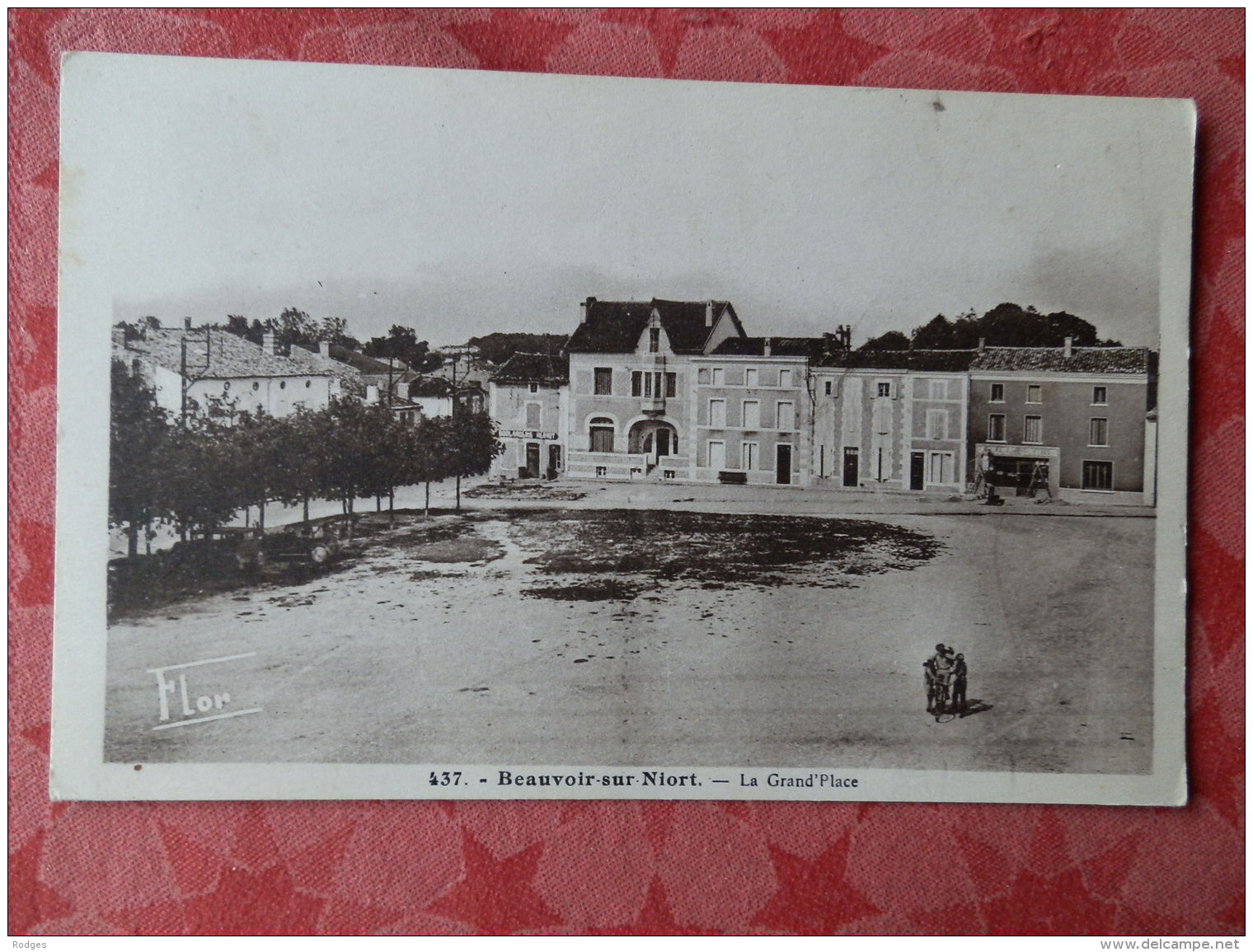 Dep 79 , Cpa BEAUVOIR Sur NIORT , 437 , La Grand'Place (10.143) - Beauvoir Sur Niort