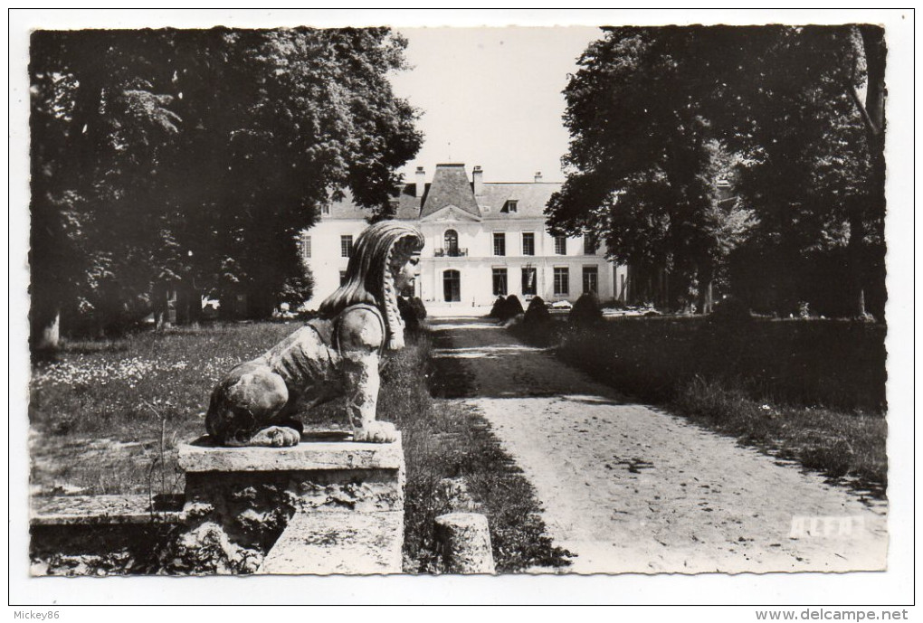 LE MESNIL SAINT DENIS--Vue Du Chateau De La Verrière (sculpture Au 1er Plan),cpsm 14 X 9 éd Alfa..pas Très Courante - Le Mesnil Saint Denis