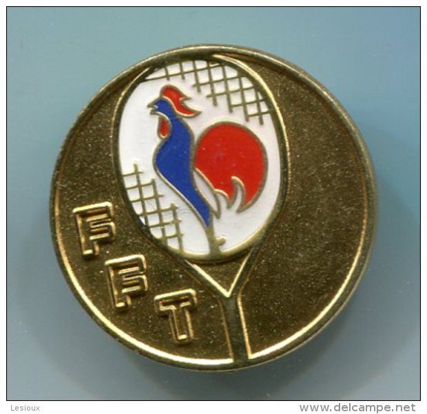 567 - INSIGNE FFT FEDERATION FRANCAISE DE TENNIS NIVEAU OR 30 MM - Habillement, Souvenirs & Autres