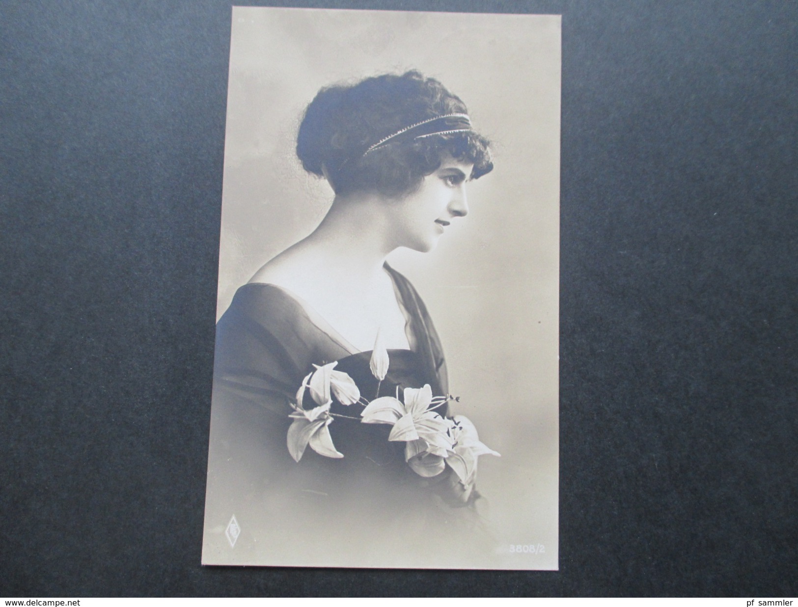 AK / Portrait 1917 Junge Frau Mit Blumen - People