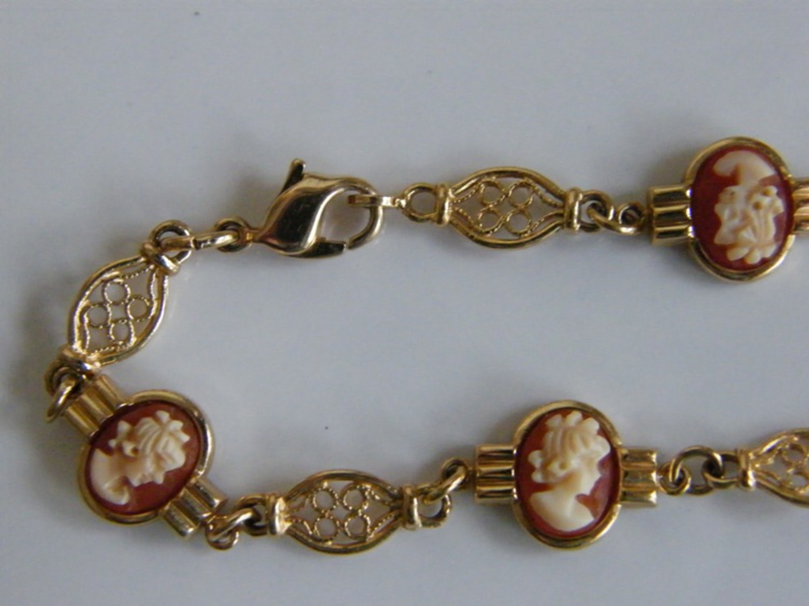 ANCIEN BRACELET PLAQUE OR ET 5 CAMES - Bracelets