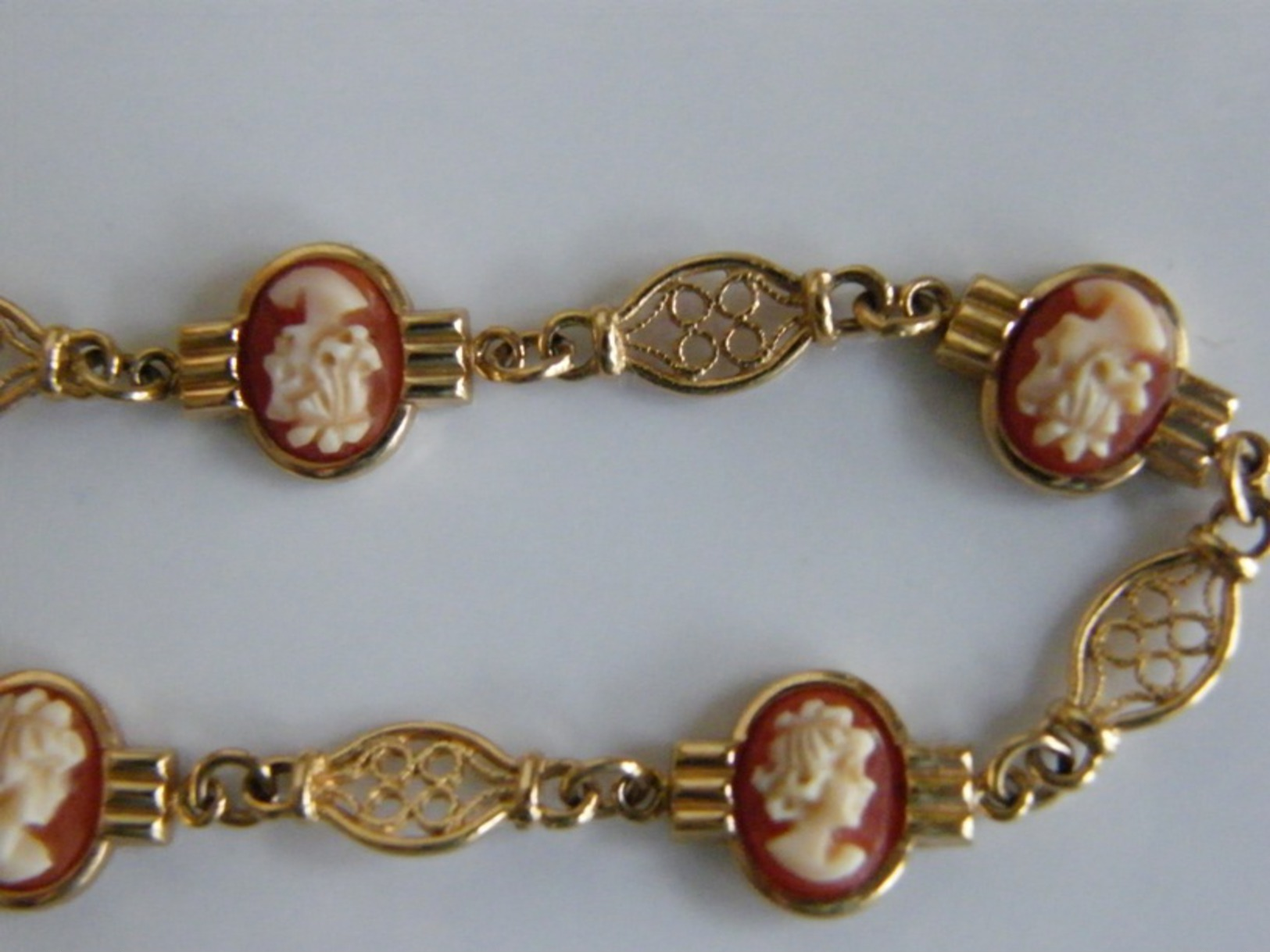 ANCIEN BRACELET PLAQUE OR ET 5 CAMES - Bracelets