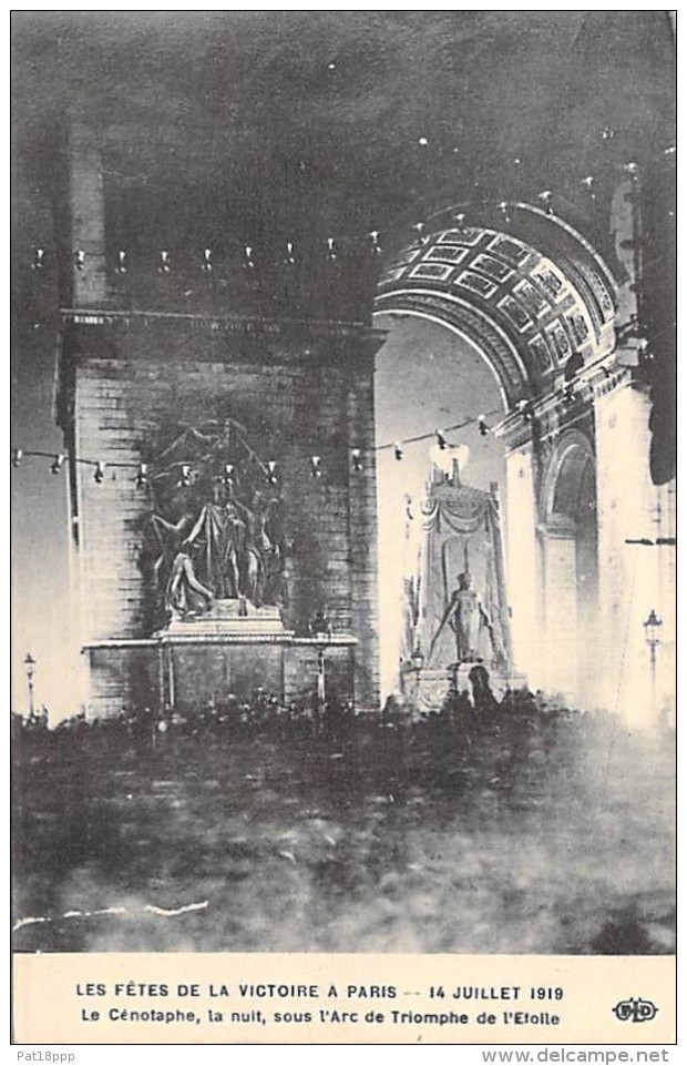 MILITARIA - EVENEMENT - LES FETES DE LA VICTOIRE 13-14 JUILLET 1919 : Le Cénotaphe La Nuit Sous L'Arc De Triomphe CPA - Other & Unclassified