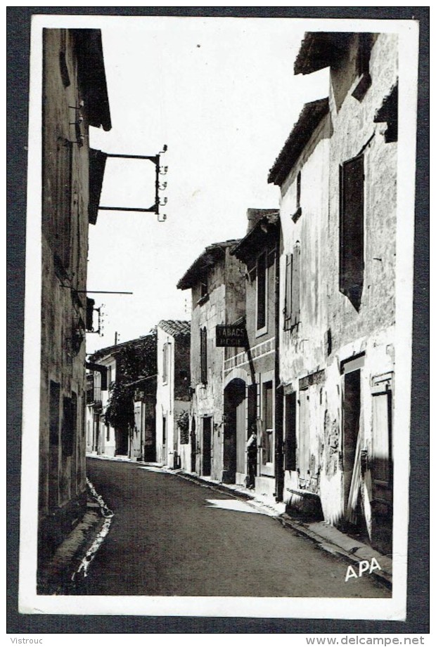 LE CAILAR - Rue Victor HUGO - Circulé - Circulated - Gelaufen - 1952. - Autres & Non Classés