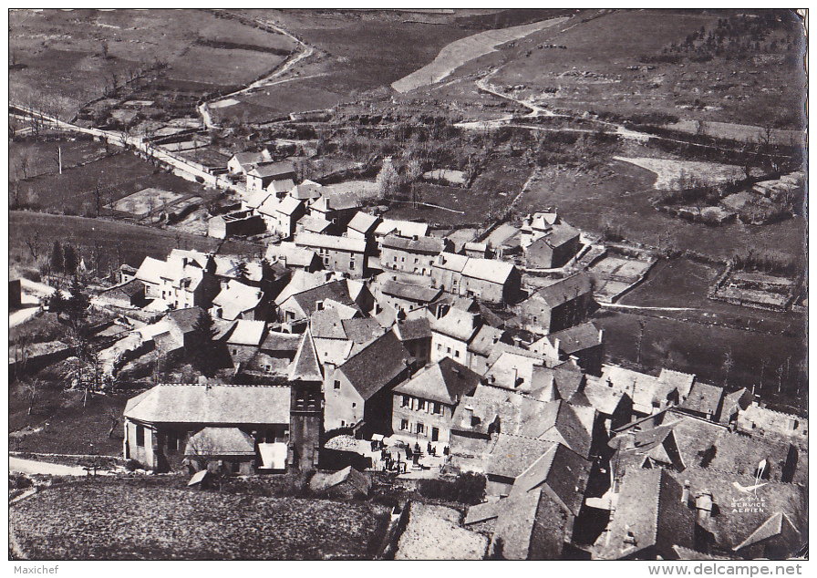 En Avion Au Dessus De Le Bleymard - Alt. 1069 M - Vue Générale (il Y A Du Monde Devant L'église, Sortie Messe) Circ 1963 - Le Bleymard