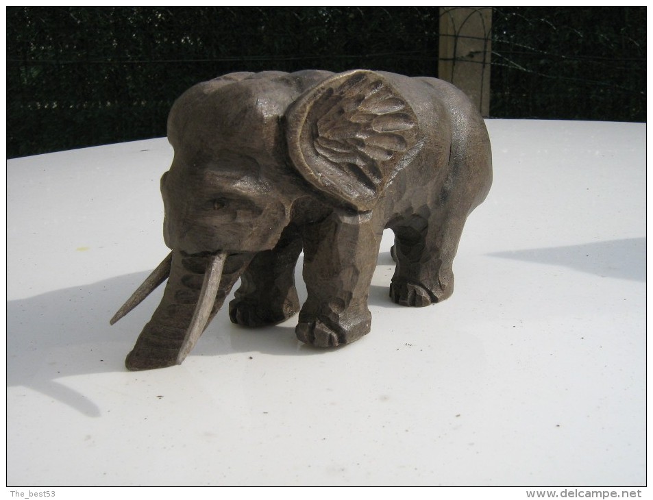 Eléphant  Sculpté En Bois Peint - Hauteur 7 Cm  Longueur 15 Cm   - Travail Artisanal - Bois