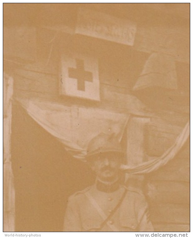 Photo Ancienne - Prés Du Front - Portrait D'un Poilu Médecin Posant Devant Son Poste De Secours - WW1 Tranchée Trench - War, Military