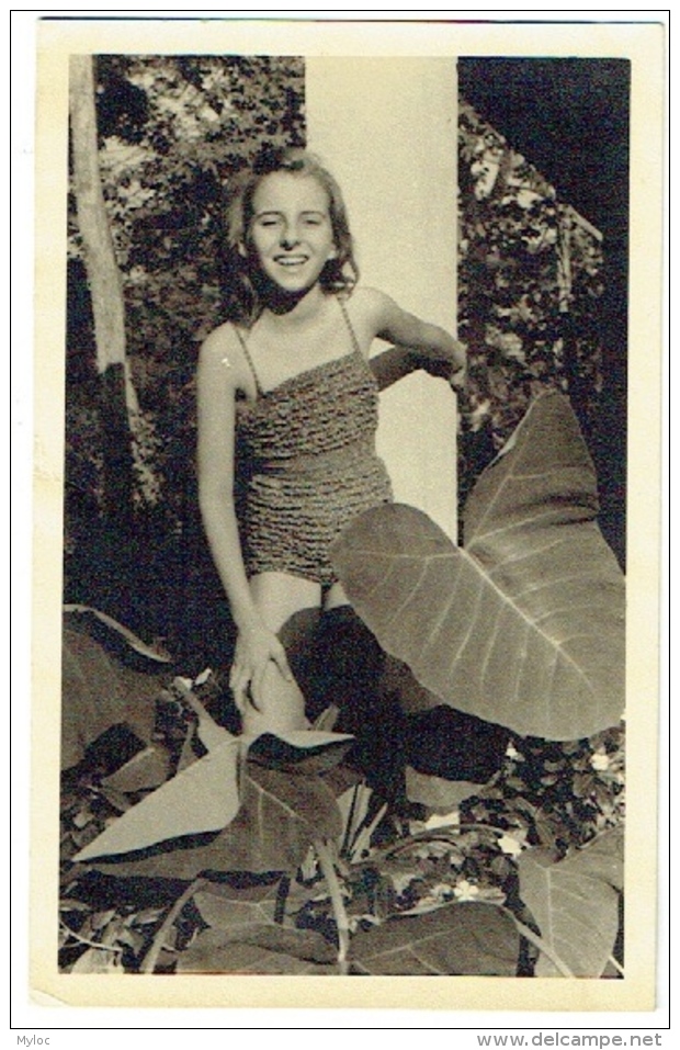 Foto/Carte Photo. Jeune Fille. Pin Up En Maillot. Léopoldville, Binza. Juin 1954. - Pin-ups
