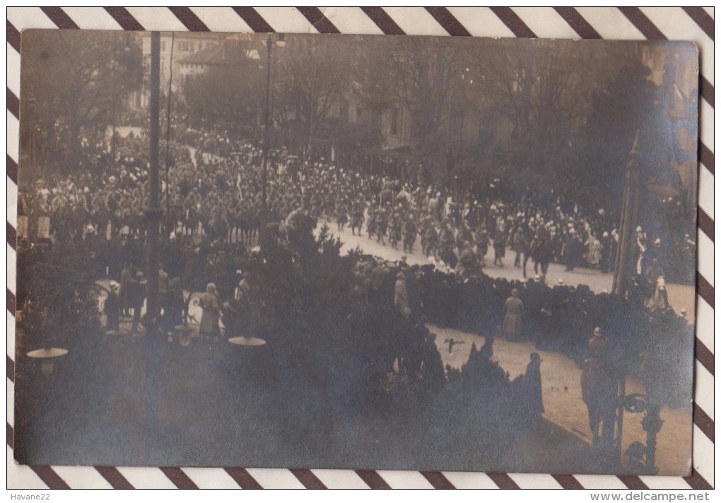 6AI4534 CARTE PHOTO DEFILE MILITAIRE  Dos Timbre SEIFFER MULHOUSE LIBRAIRIE PAPETERIE  2 Scans - Guerre 1914-18