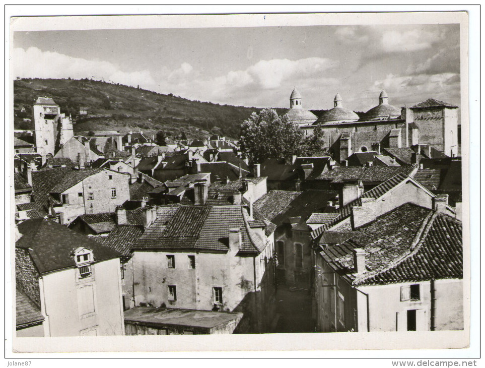 CPSM  PHOTO ROBERT DOISNEAU     46   SOUILLAC     VUE SUR LES TOITS DU VILLAGE - Doisneau