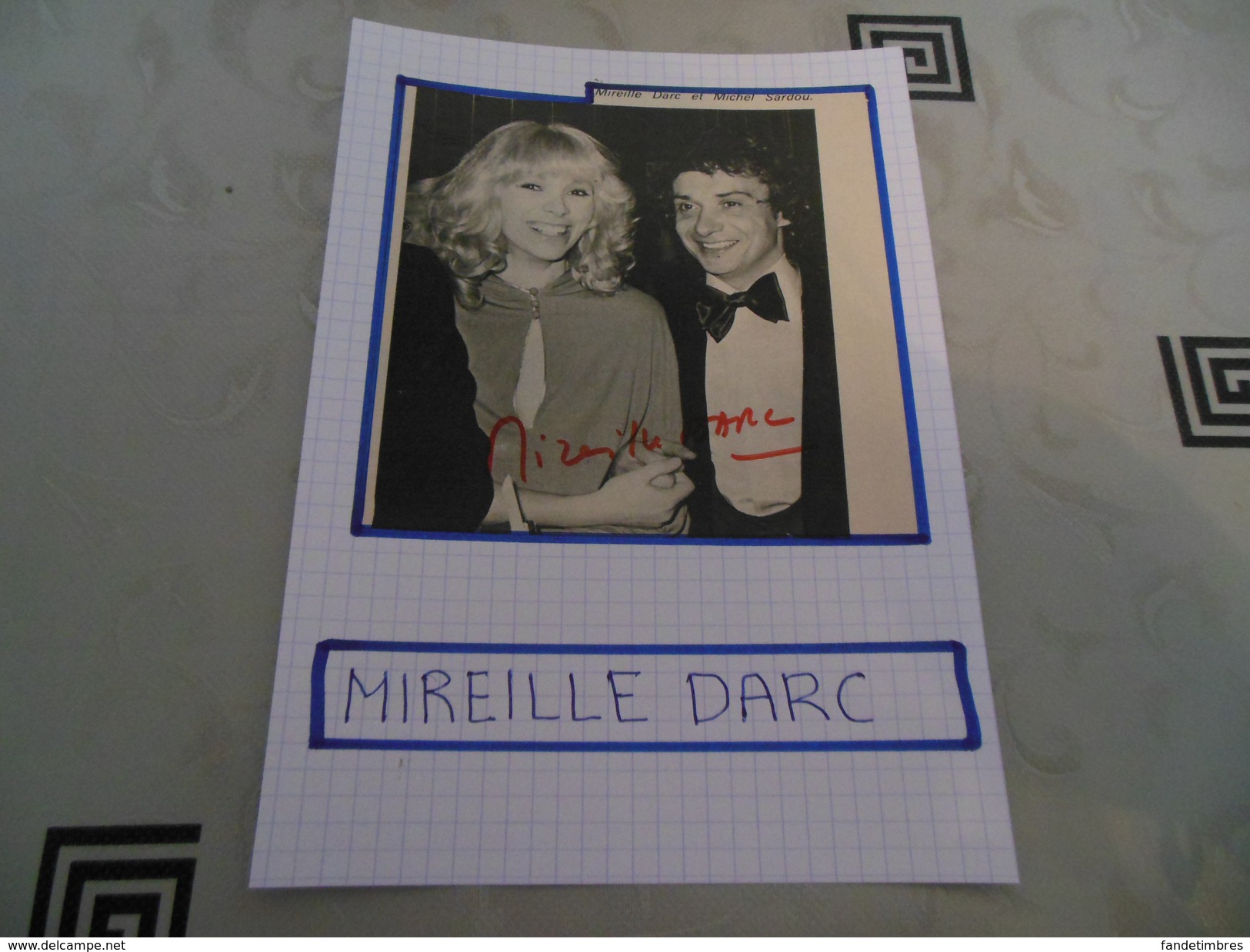 AUTOGRAPHE DÉDICACÉ DE MIREILLE DARC SUR COUPURE DE PRESSE COLLÉE SUR CARTON BRISTOL (15 X 21 Cm) (Voir DESCRIPTION) - Other & Unclassified