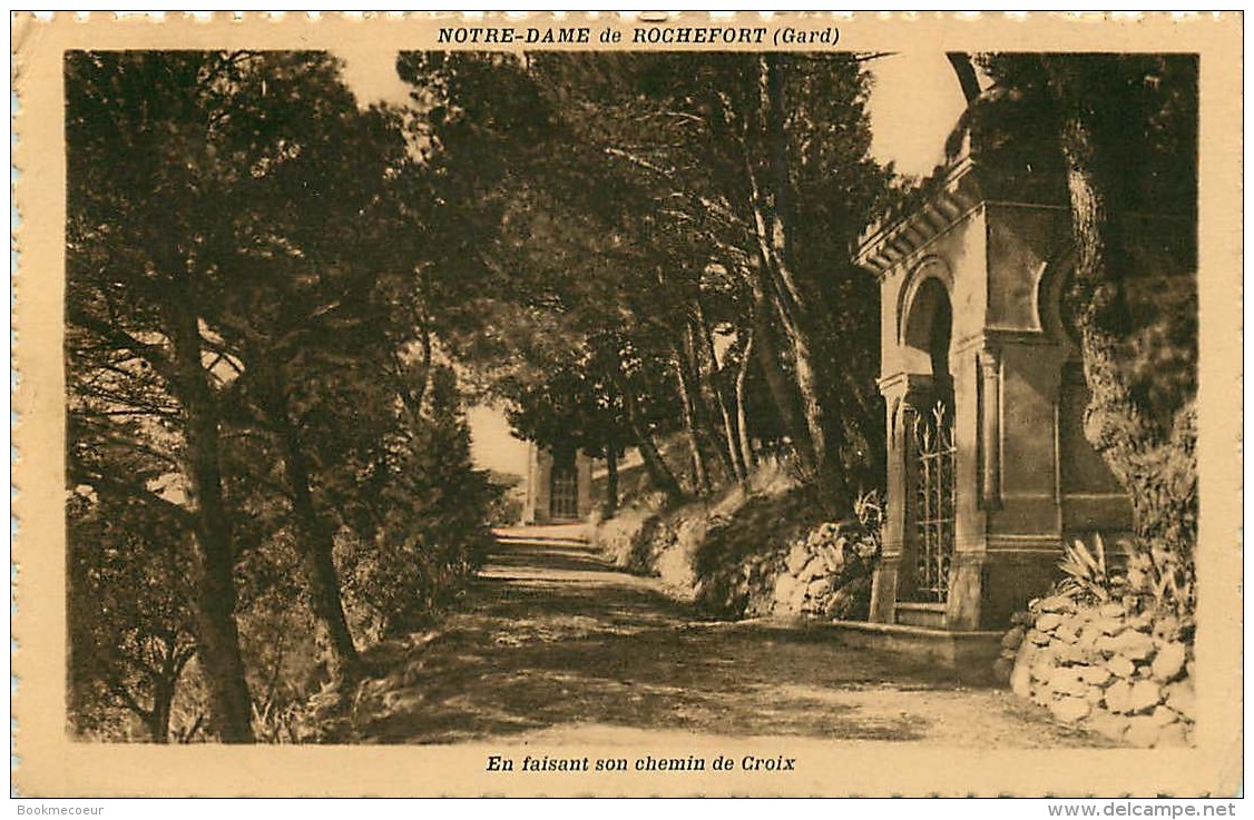 30  NOTRE-DAME DE ROCHEFORT DU GARD  EN FAISANT SON CHEMIN DE CROIX - Rochefort-du-Gard