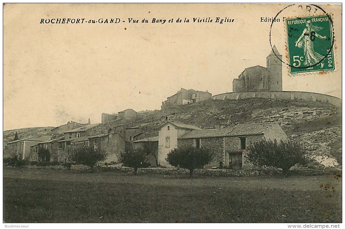 30  ROCHEFORT   DU  GARD   VUE DU BANY ET DE LA VIEILLE EGLISE  (JAMAIS VUE SUR DELCAMPE) - Rochefort-du-Gard