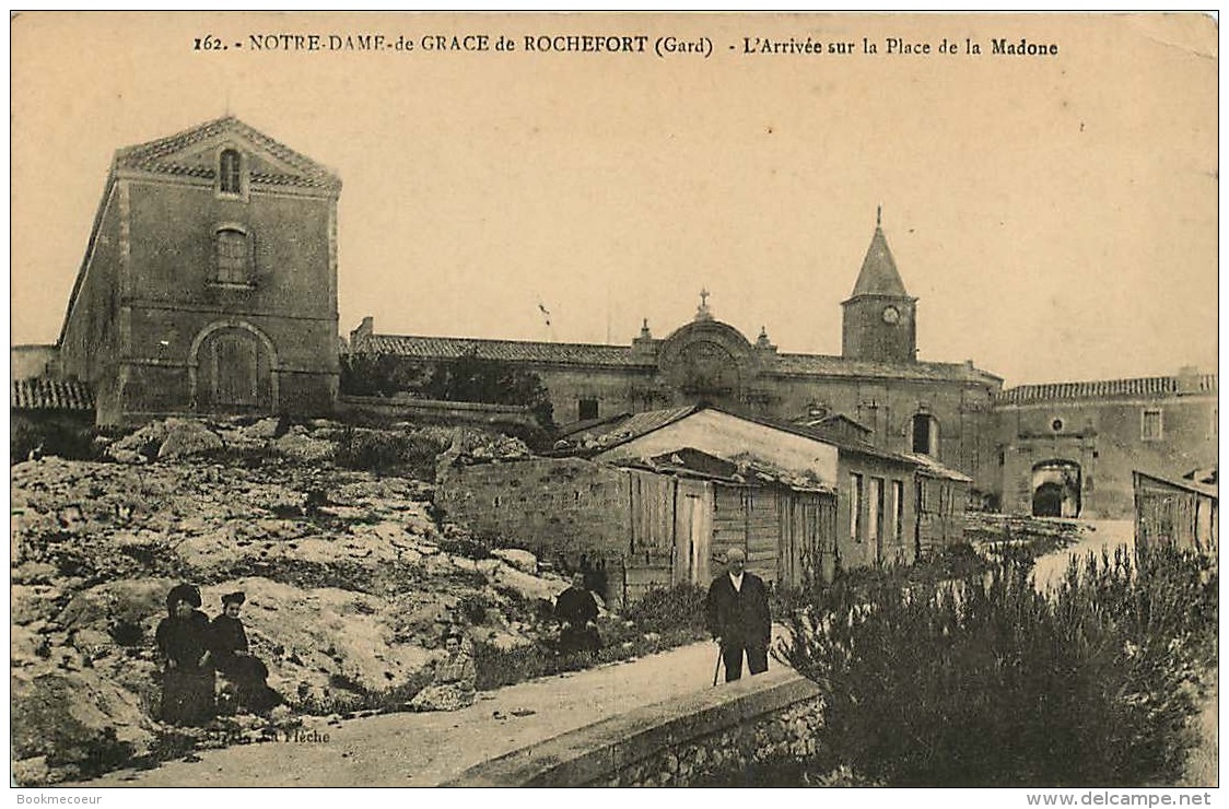 30  NOTRE - DAME DE GRACE  DE  ROCHEFORT  L'ARRIVEE SUR LA PLACE DE LA MADONE - Rochefort-du-Gard
