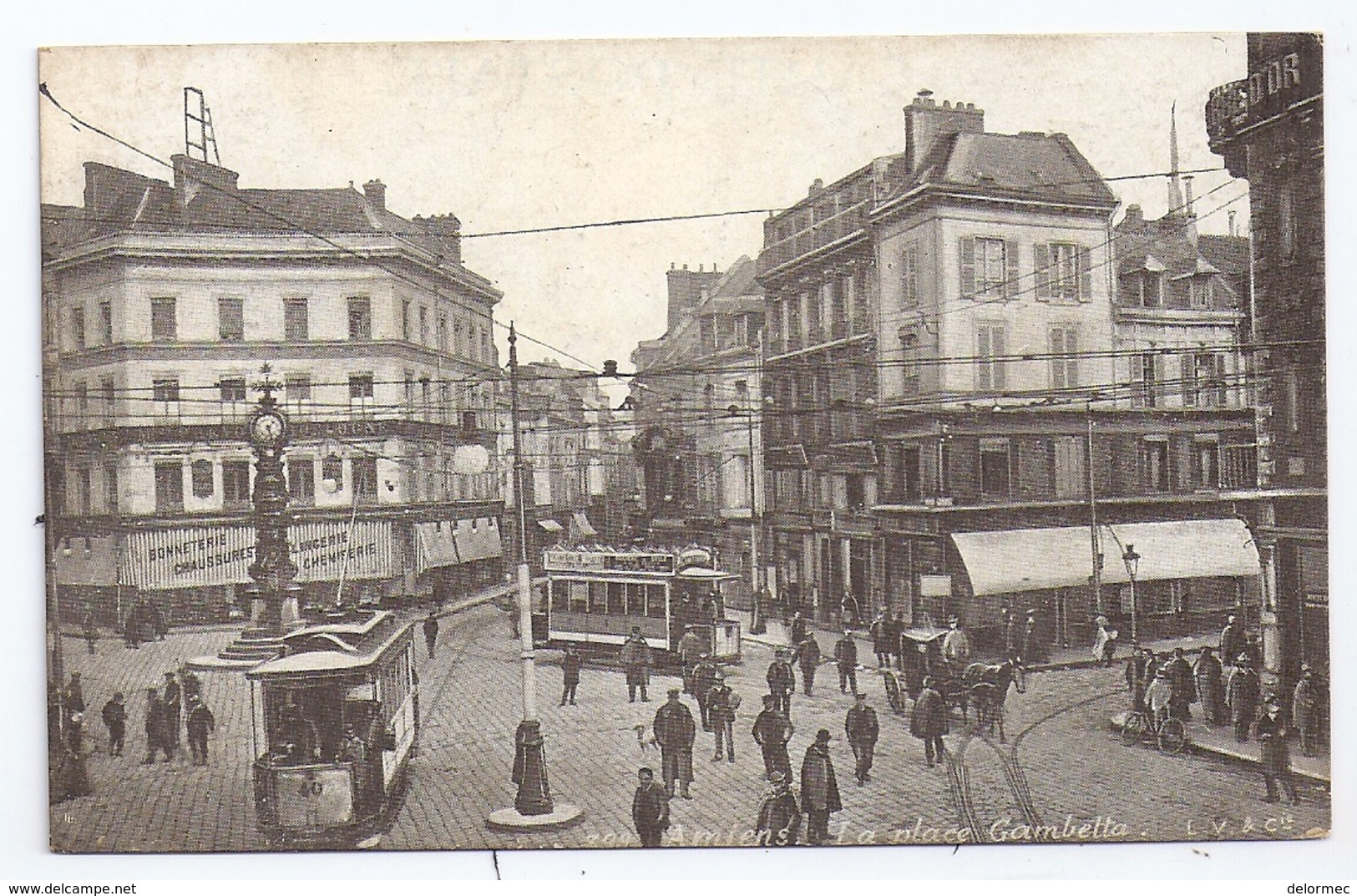 CPA Amiens 80 Somme Place Gambetta Tramway Calèche Belle Animation éditeur LV & Cie Non écrite - Amiens