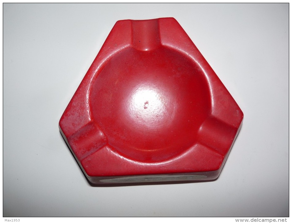 CENDRIER -   LAMOT -   Rouge , Triangulaire: Côté: 15cm, Ht: 3,4 Cm Cm, Ivorex - Cendriers