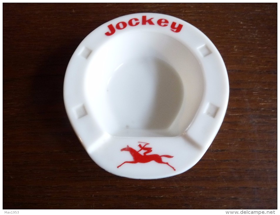 CENDRIER -   JOCKEY -   Blanc, Forme Fer à Cheval  : 13 X 13 Cm , Ht: 3,2 Cm , Opalex - Cendriers