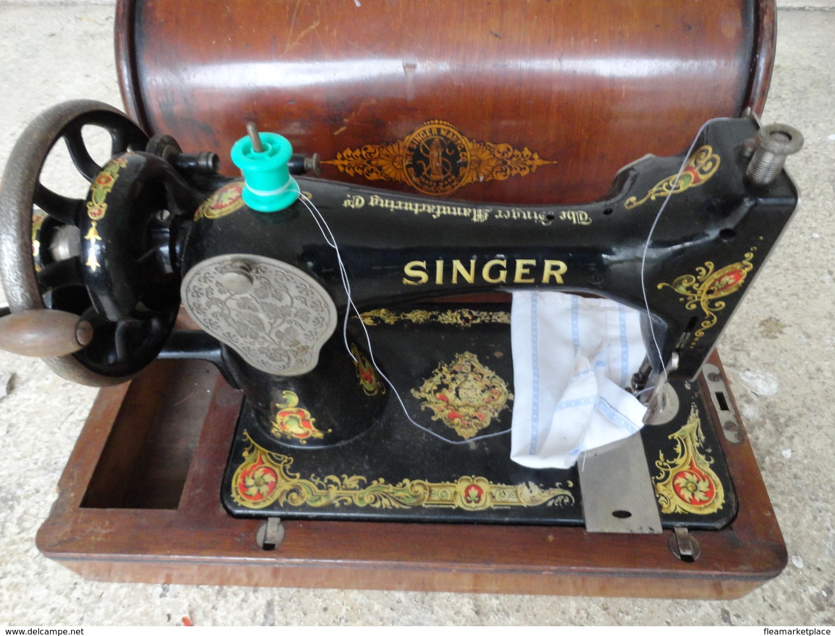 THE SINGER MANUFACTURING CO. WITH IT'S LOGO ON THE WOODEN CASE - Altri & Non Classificati