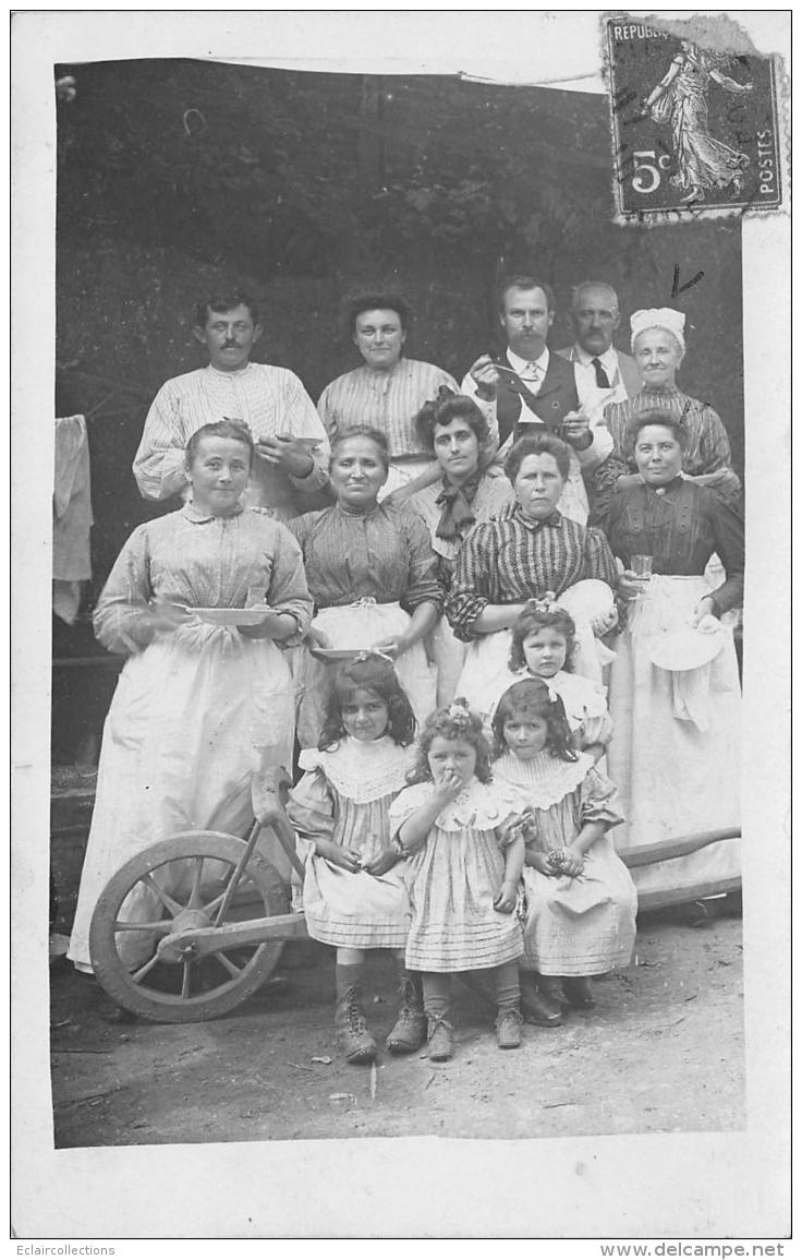 A Localiser   Carte Photo Du Personnel Hôtel Restaurant  Sans Doute En Région Parisienne  Cachet Illisible - Foto's