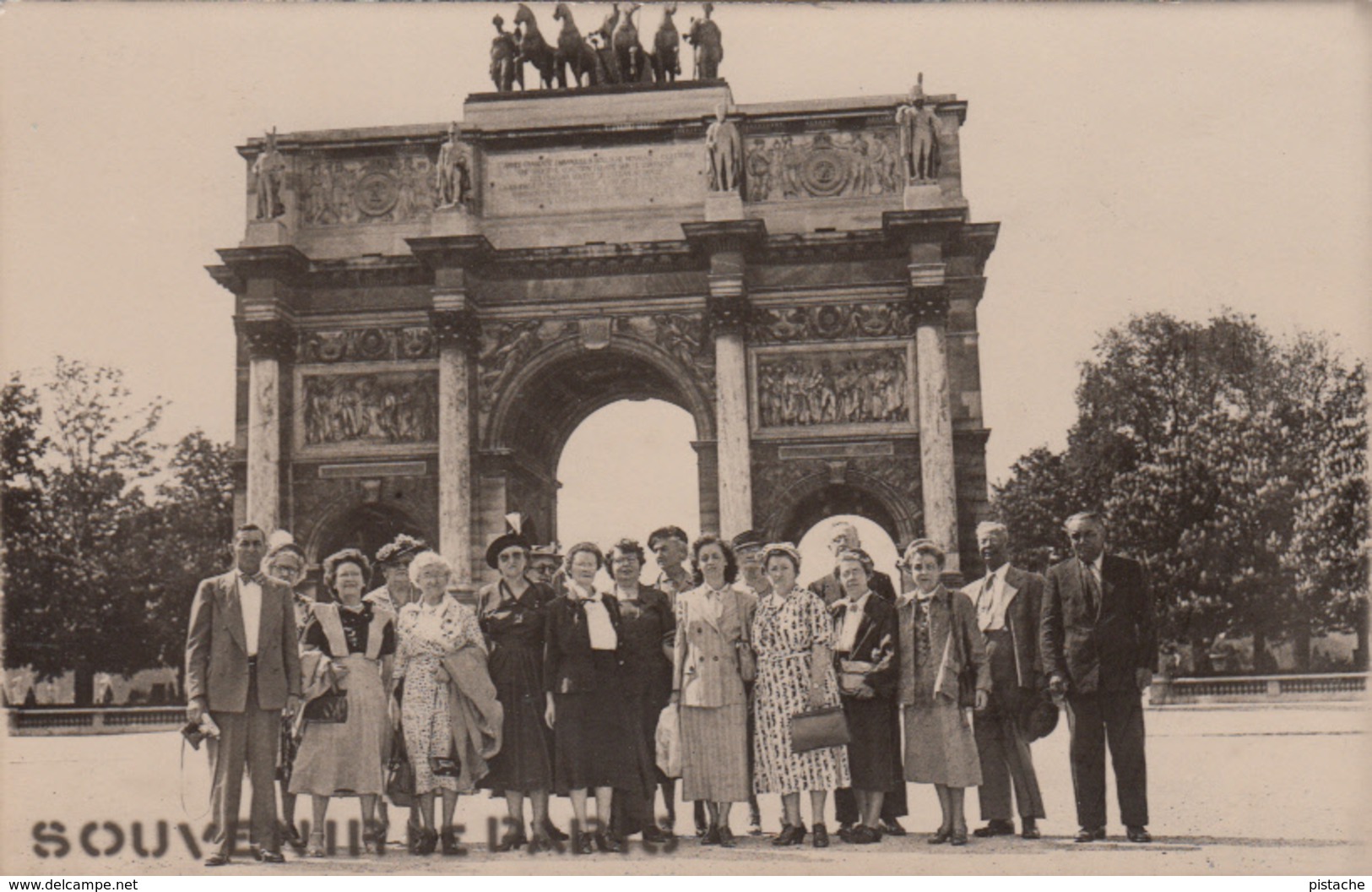Vintage Real Photo Véritable - 1935-1940 - Groupe De Touristes - Souvenir De Paris - 2 Scans - Arc De Triomphe