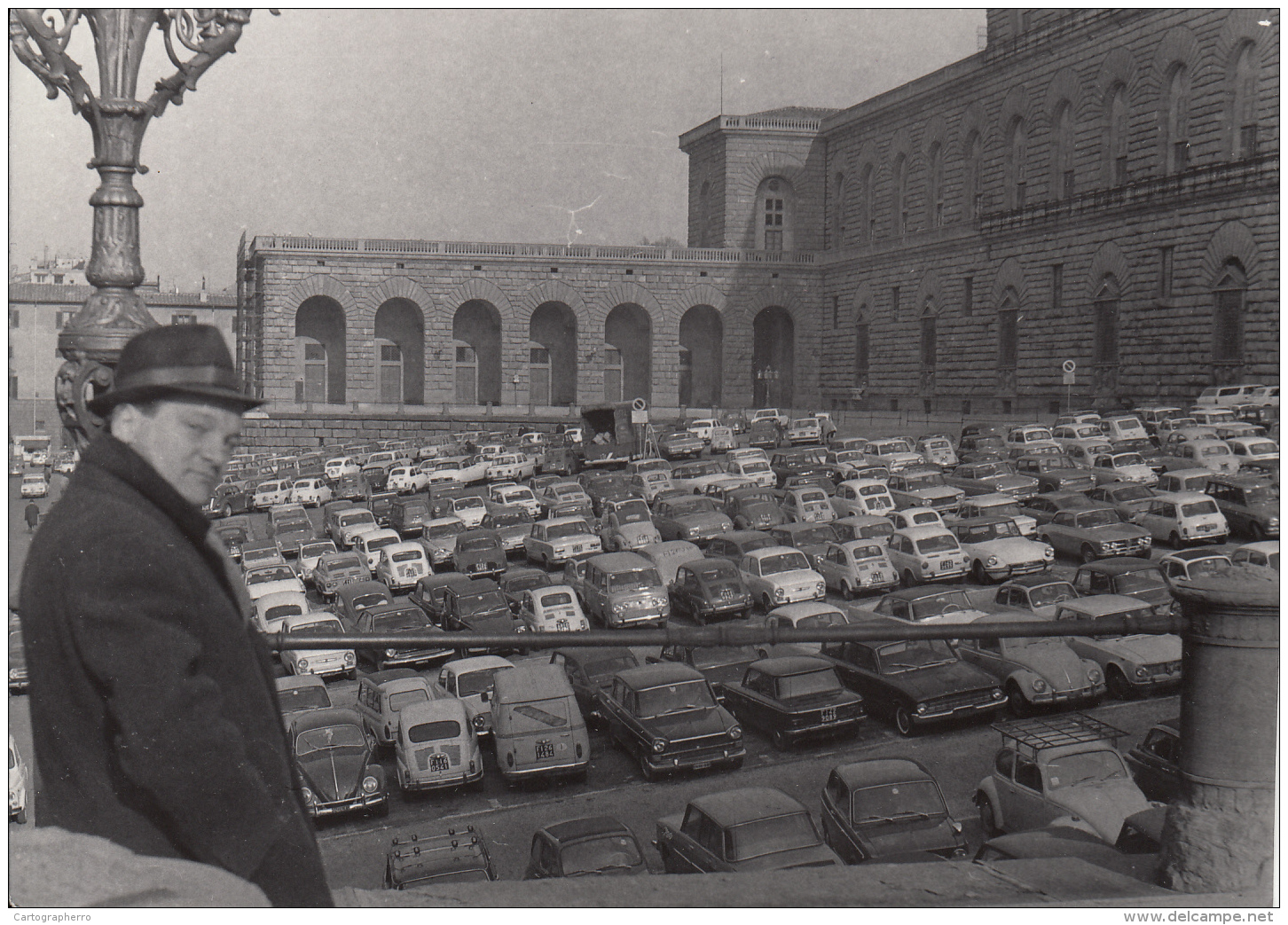 Real Photo - Balkans State? 18X12cm Person To Identify Alte Autos Cars Voitures - Luoghi