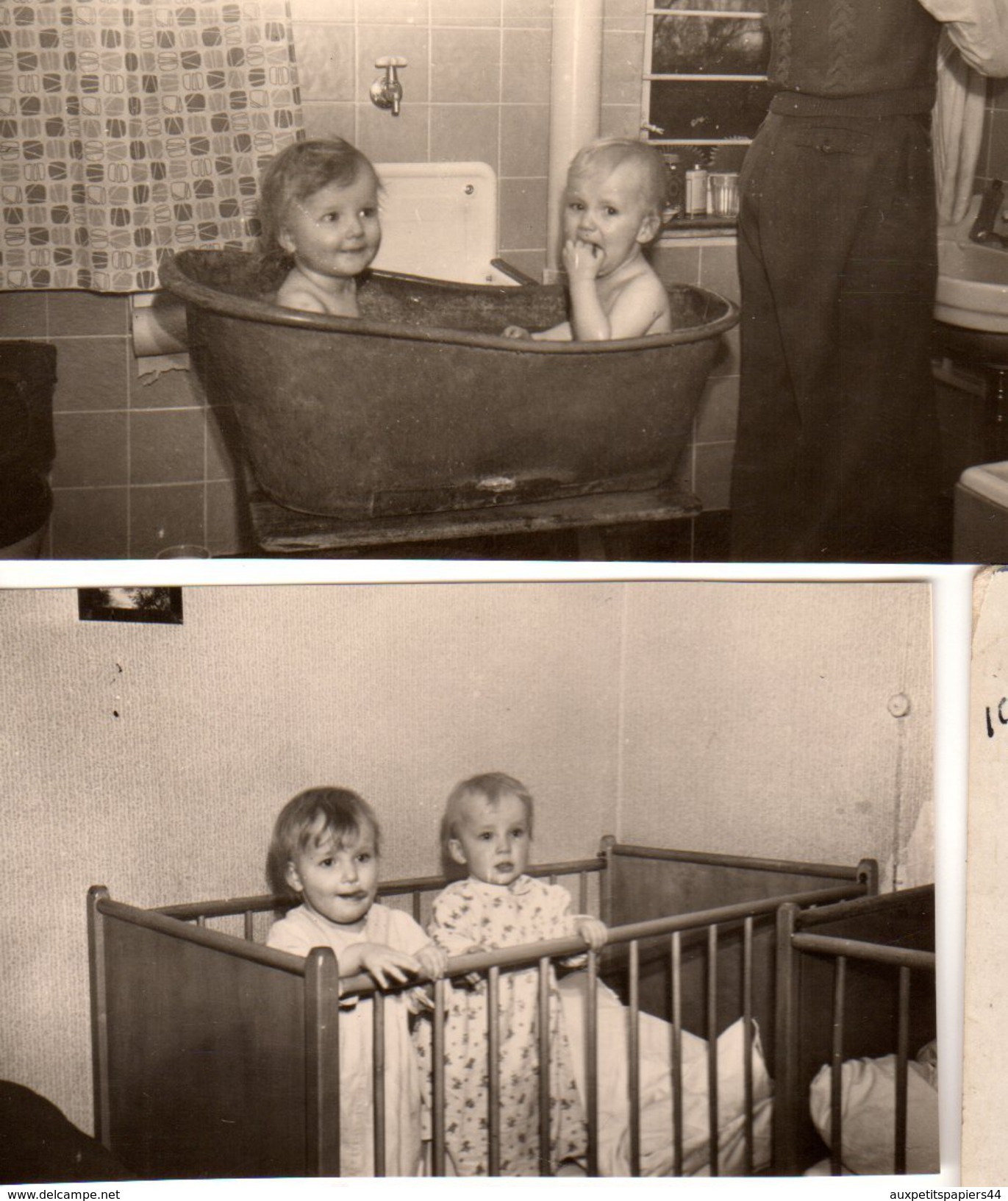 2 Petites Photos Originales Enfant & Bain - Deux Enfants, Même Bain Dans La Baignoire De Tôle Et Même Lit Pour La Photo - Personnes Identifiées