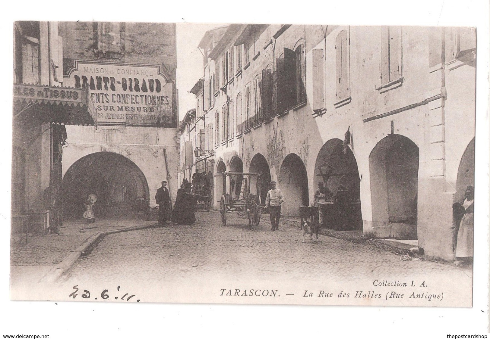 CPA 13 Tarascon - La Rue Des Halles (Rue Antique) - Belle Animation (achat Immédiat) - Tarascon