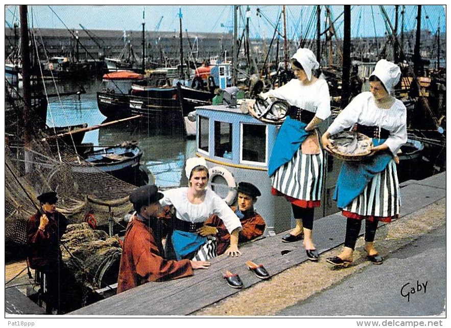 Petit lot de 14 CPSM CPM GF - FOLKLORE France ( Vues diversifiées : Costumes Danse Musique )  -