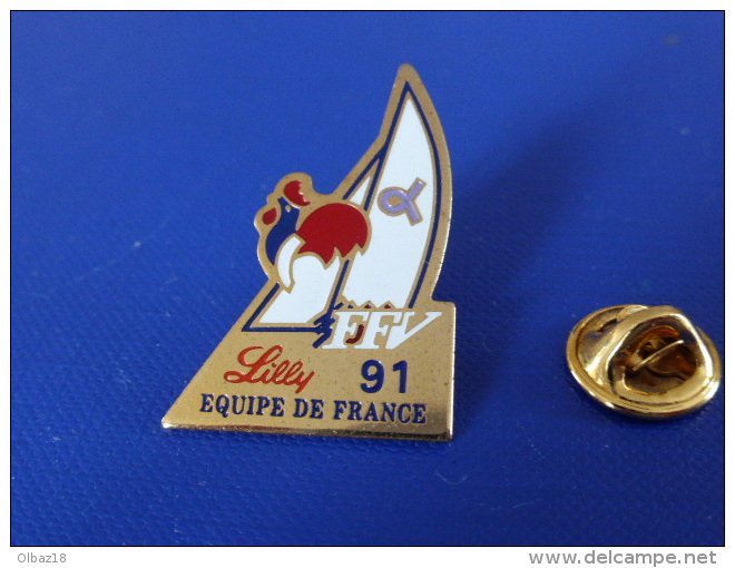 Pin's FFV Fédération Française De Voile - Lilly 91 équipe De France - Coq Sportif Tricolore - Hauteur 3.2cm (PQ40) - Sailing, Yachting