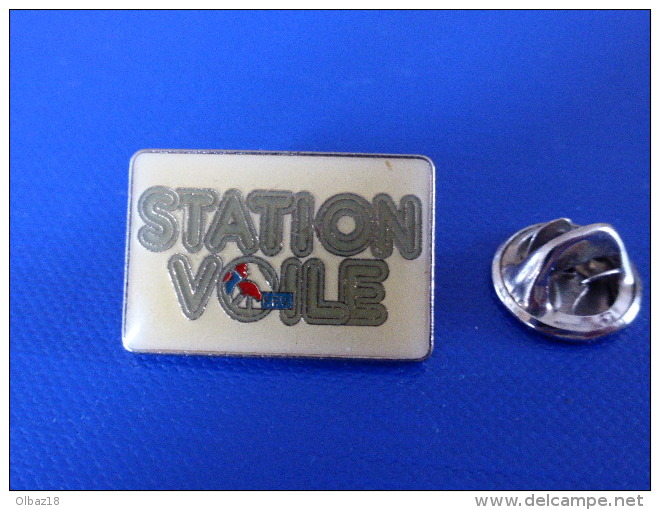 Pin's FFV Fédération Française De Voile - Station Voile - Coq Sportif Tricolore (PQ39) - Segeln