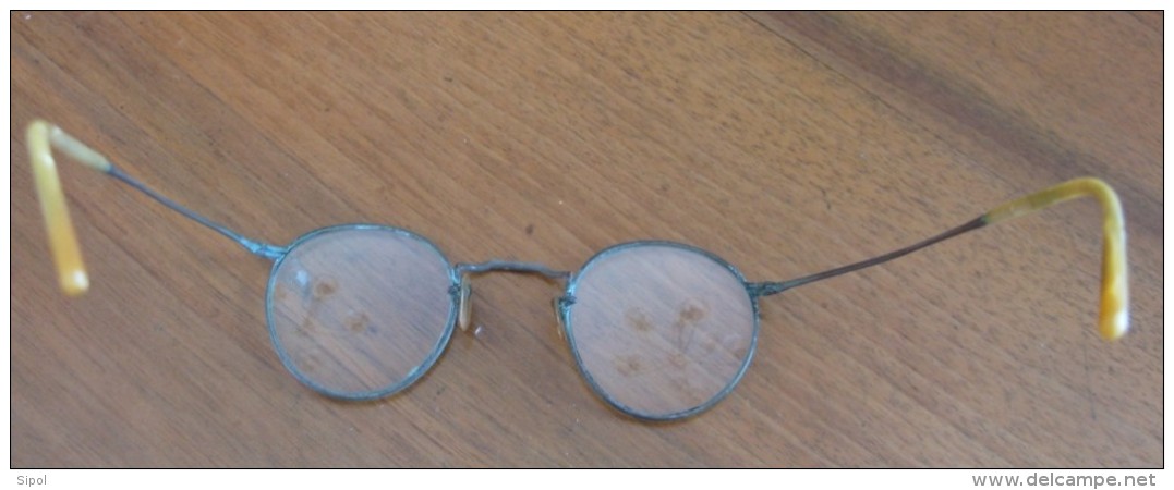 Assortiment De 7 Paires De Lunettes  De Vue Anciennes  1940 à 1960 Env  Voir Détail Et Clichés - Glasses