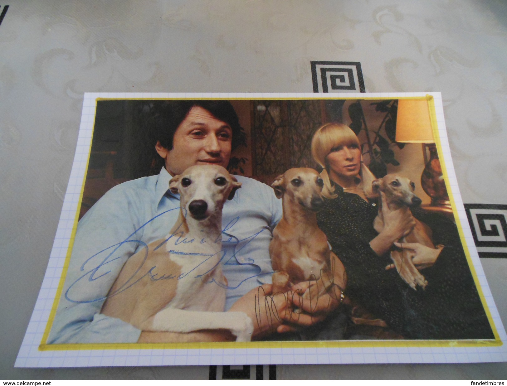 AUTOGRAPHE DÉDICACÉ DE MICHEL DRUCKER & DANY SAVAL SUR COUPURE DE PRESSE COLLÉE SUR CARTON BRISTOL (15 X 21 Cm) - Autres & Non Classés