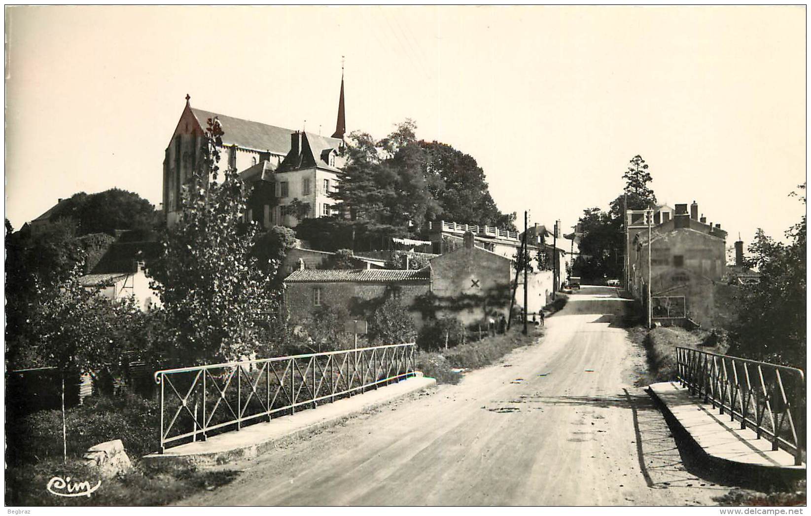 LE POIRE SUR VIE      ENTREE DU BOURG - Poiré-sur-Vie