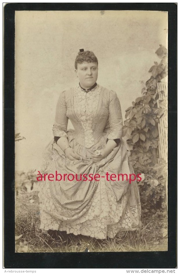 Photo Cartonnée-femme Avec Très Belle Robe En Vichy Et Dentelle-anonyme - Antiche (ante 1900)