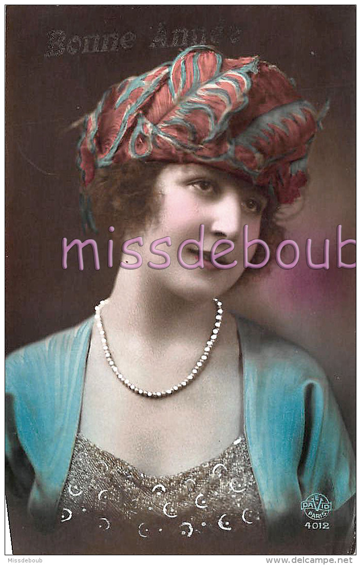 JOLIE JEUNE FEMME - Colorisé Chapeau - Collier Ajoutis - Woman French Glamour - Hat -Dos Vierge - Bonne Année - 2 Scans - Femmes