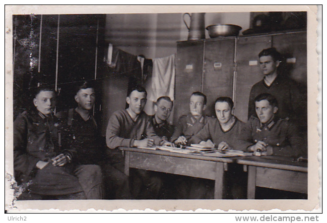 Foto Gruppe Deutsche Soldaten Auf Der Stube - 2. WK - 8,5*5,5cm (25778) - Guerre, Militaire