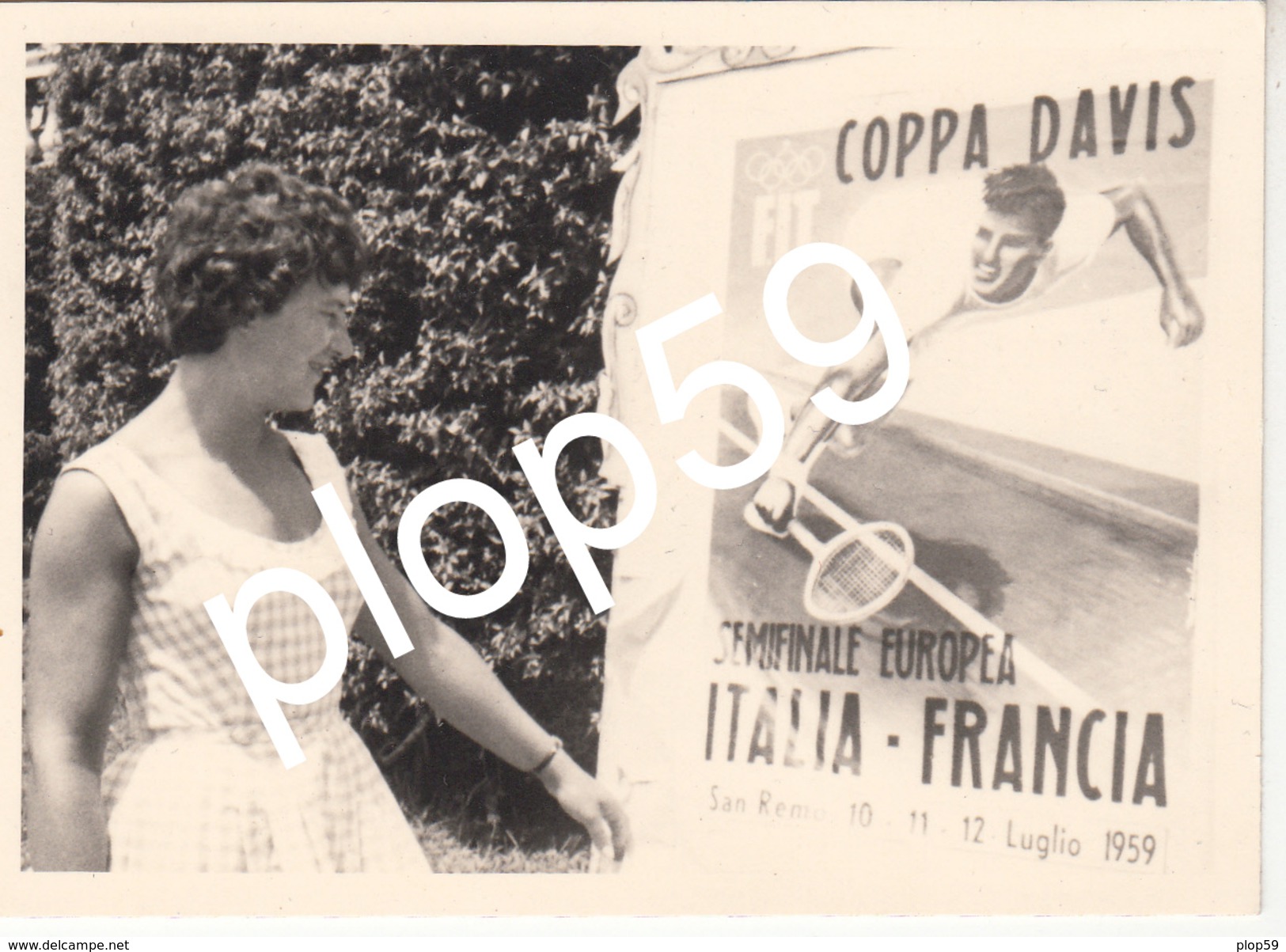 Rare Tennis Coupe Davis 1959 Photographie Originale Jeune Femme Devant Affiche  France Italie Coppa Davis Italia Francia - Autres & Non Classés