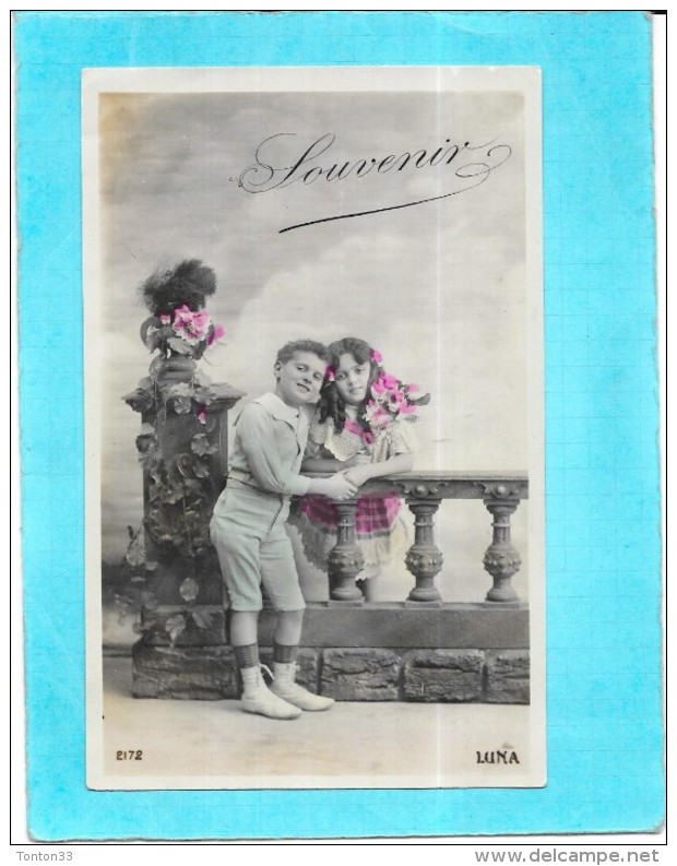 CPA COLORISEE FANTAISIE  - SOUVENIR -   Deux Adorables Enfants - ENCH0616 - - Femmes