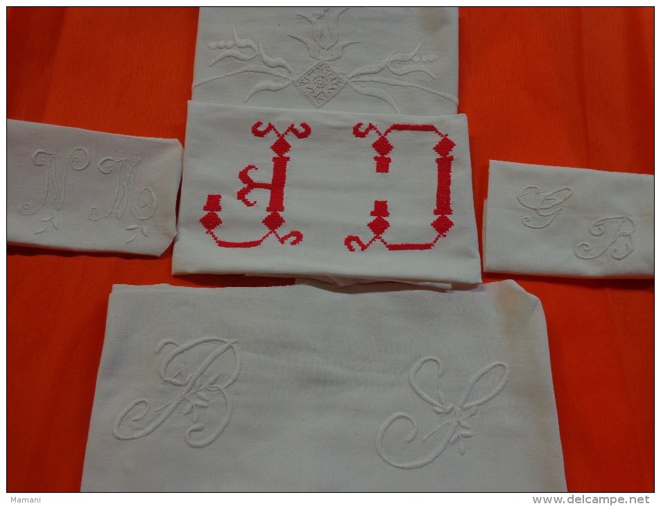 Lot De Monogrammes Decoupes Dans Des Draps -serviettes Ou Autre - Sonstige & Ohne Zuordnung