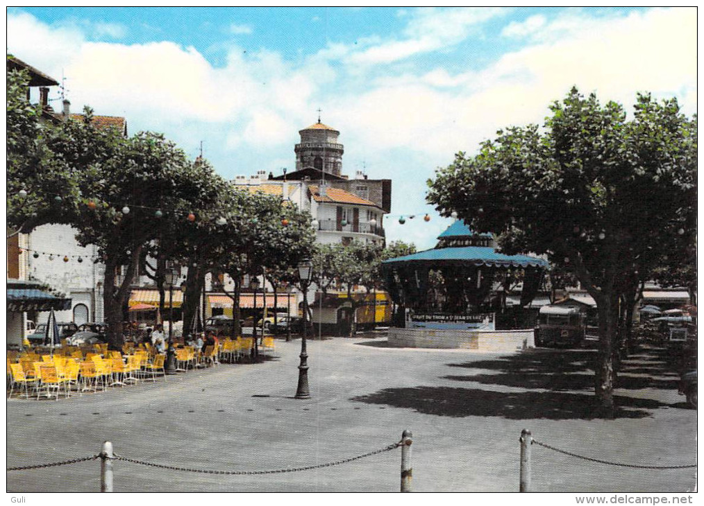 Pyrénées Atlantiques  SAINT JEAN De LUZ  L'Eglise Et Le Kiosque - Saint Jean De Luz