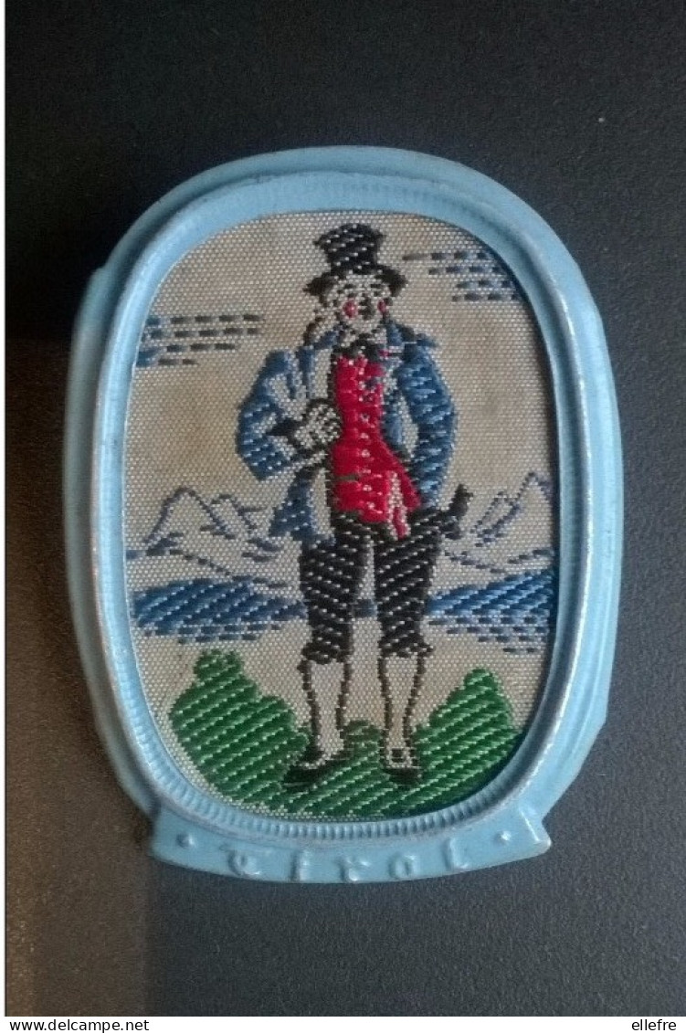 Ecusson Folklorique Brodé Monté Sur Métal Leger - Costume Régional Du Tyrol - Montagne - Très Ancien - Patches