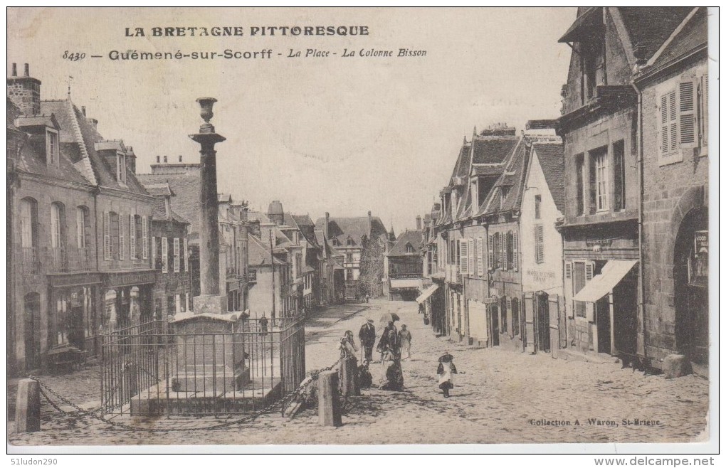 CPA Guémené-sur-Scorff - La Place - La Colonne Bisson (avec Petite Animation) - Guemene Sur Scorff