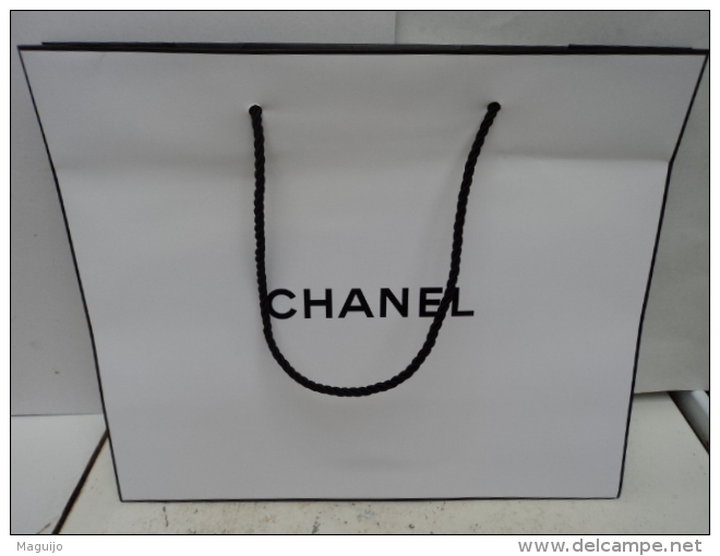 CHANEL :SAC PARFUM   29 CM X 25 CM  VOIR ET LIRE &sect;&sect;( PAS PAYPAL) - Miniatures Femmes (sans Boite)