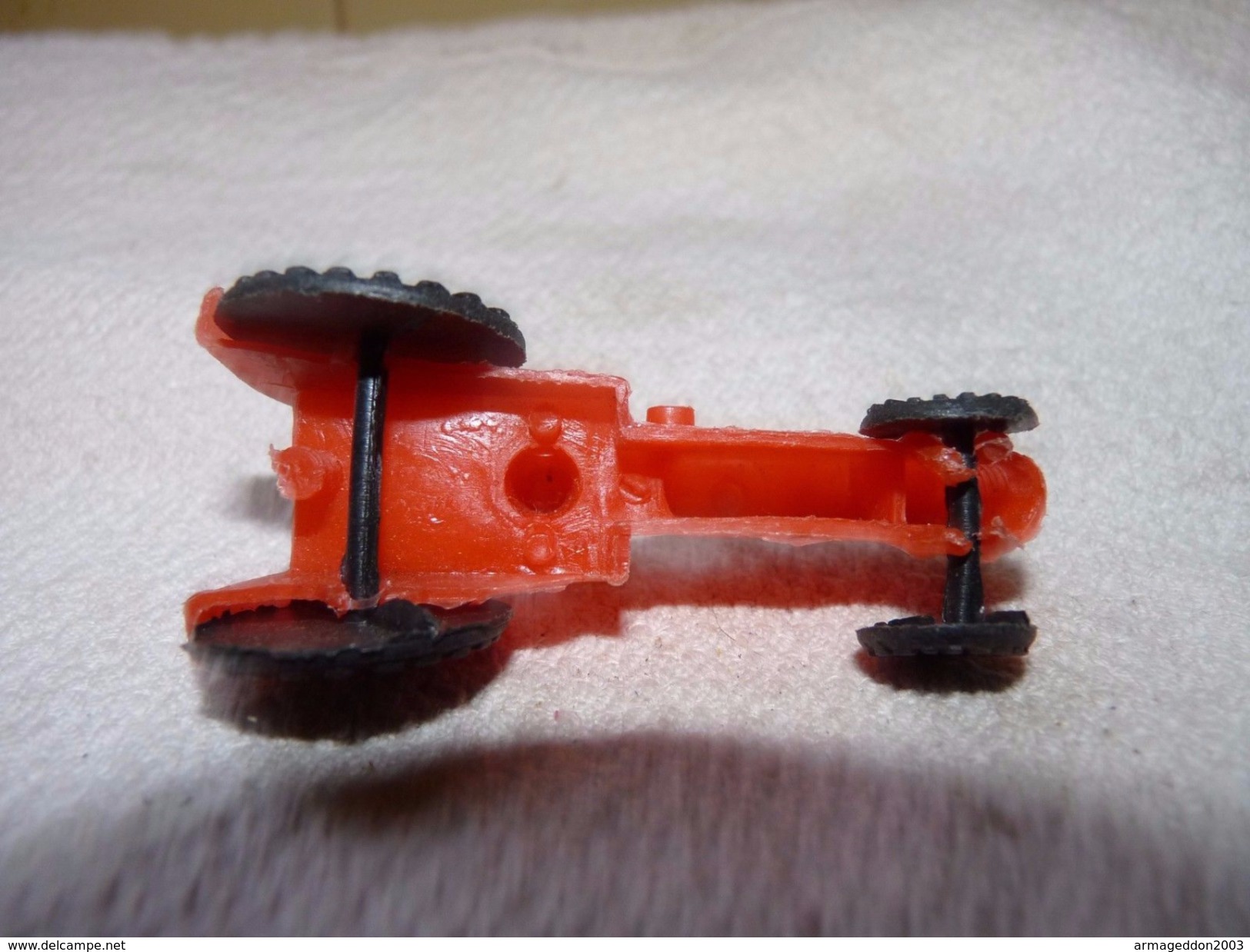 ANCIEN TRACTEUR EN PLASTIQUE ROUGE 6.8 X 2.8 Cm - Other & Unclassified