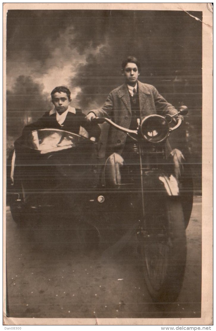 CARTE PHOTO NON IDENTIFIEE REPRESENTANT DEUX JEUNES GARCONS SUR UNE MOTO AVEC SIDE CAR PAS CIRCULEE - Zu Identifizieren