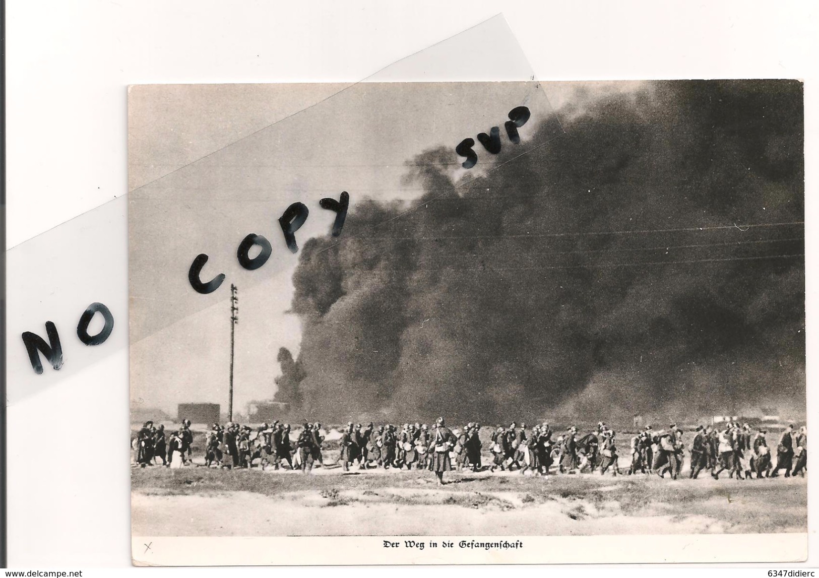 PORT DE DUNKERQUE. JUIN 1940 . PHOTO DES PRISONNIERS FRANÇAIS EN ROUTE VERS LA CAPTIVITÉ. AU DOS CACHET E C A. - Autres & Non Classés