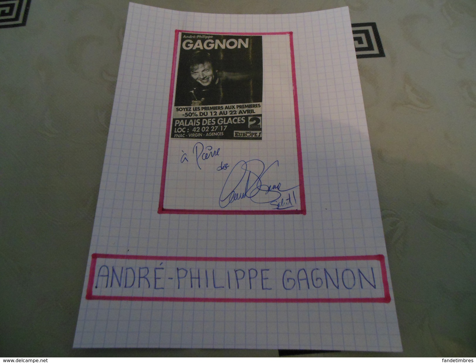 AUTOGRAPHE DÉDICACÉ D'ANDRÉ-PHILIPPE GAGNON SUR COUPURE DE PRESSE COLLÉE SUR CARTON BRISTOL -15 X 21 Cm- (V. DESCRIPT.) - Autres & Non Classés