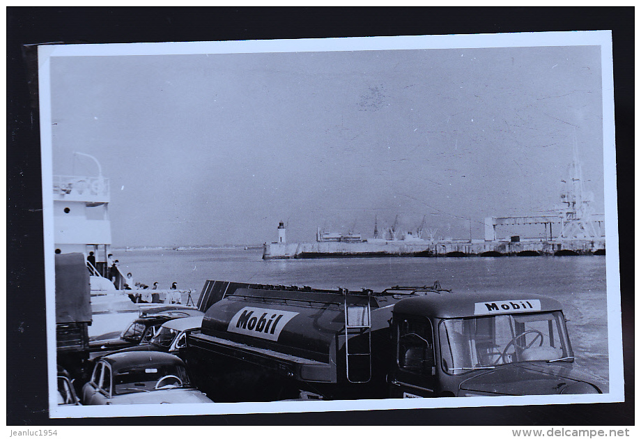 SAINT NAZAIRE BARGE ET CAMIONS MOBIL   CARTE POSTALE  PHOTO ORIGINALE ANNEES 50 - Saint Nazaire