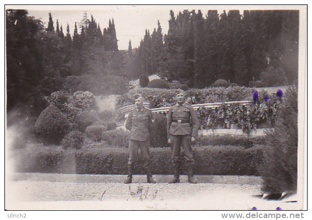 Foto 2 Deutsche Soldaten - Garten Schloß Liwadija - Jalta - 1942 - 8*5,5cm (25781) - Krieg, Militär