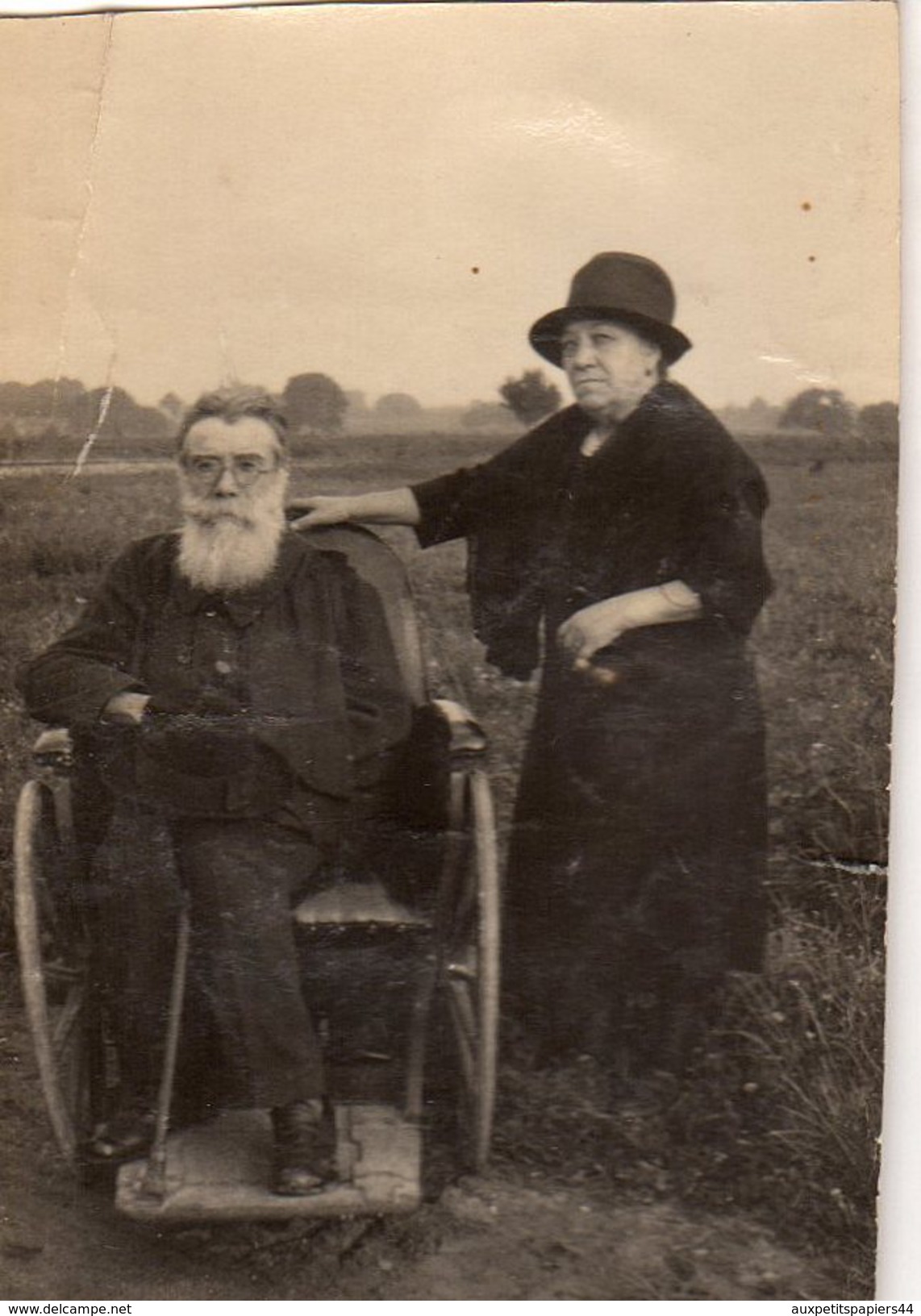 Photo Originale Vieux Et Vieilles - Couple D'anciens, Le Mari En Fauteuil Roulant En Bois Vers 1920/30 - Handicape - Anonymous Persons